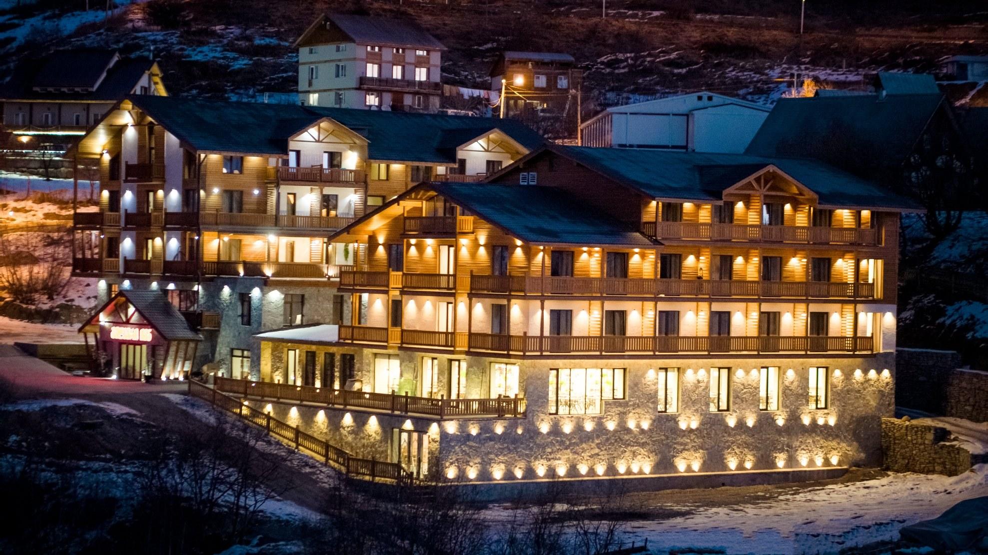 Gudauri Inn Exteriör bild The hotel complex at the resort