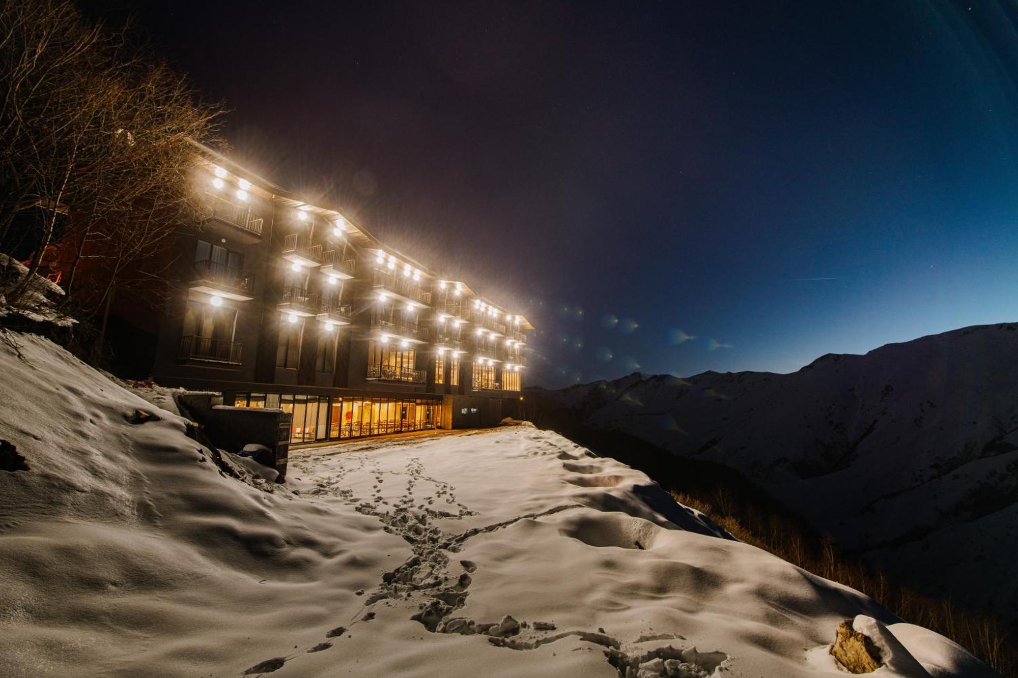Gudauri Inn Exteriör bild The hotel at night