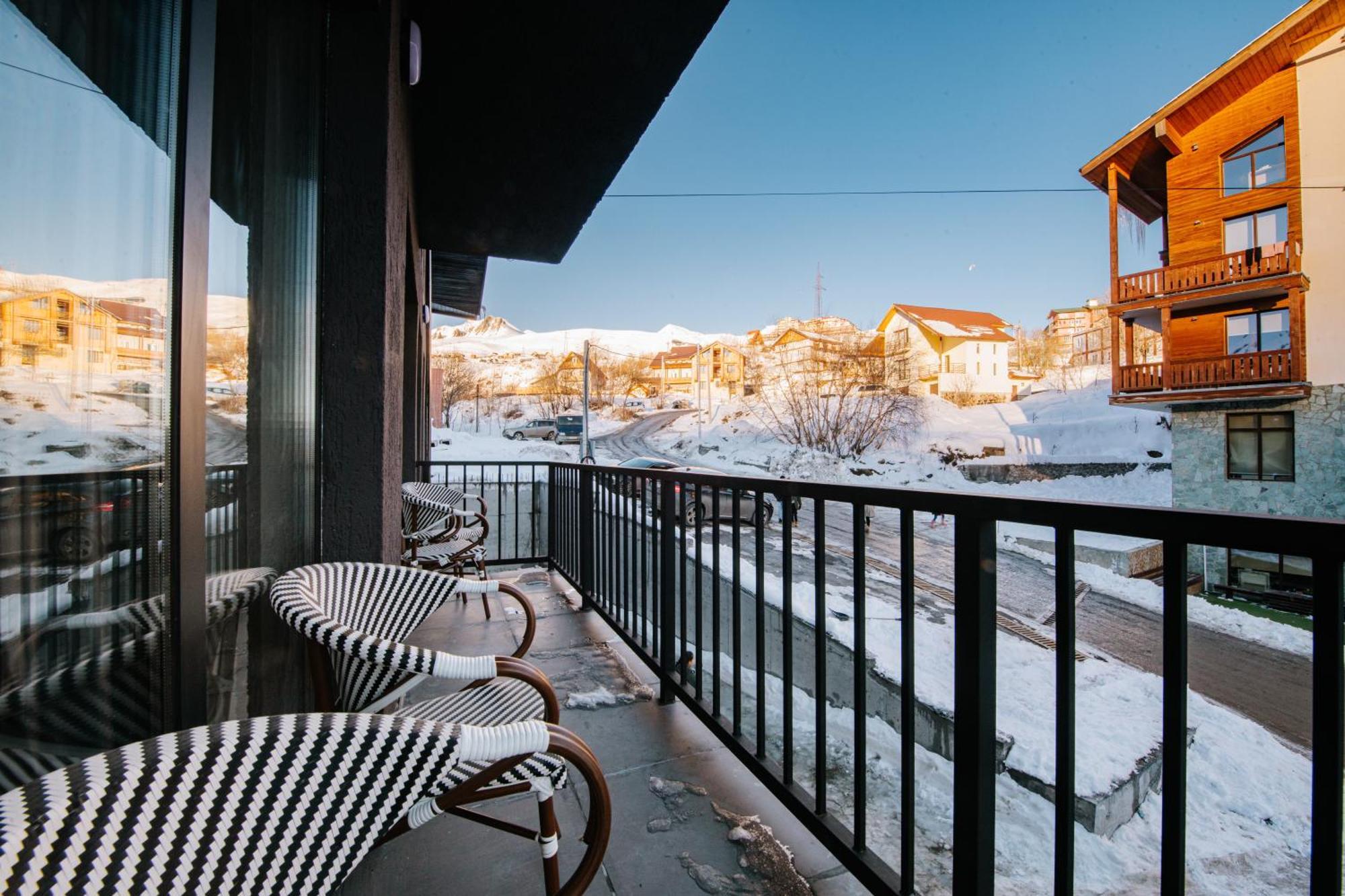 Gudauri Inn Rum bild A balcony in the winter